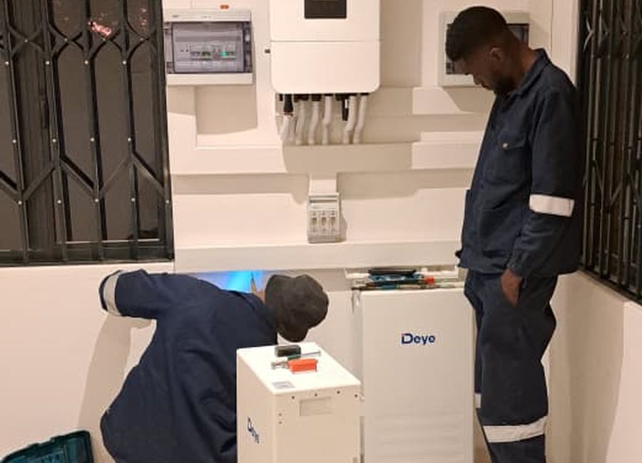 Solar inverter and battery installation